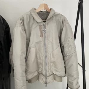 Eytys jacka bomber - Otroligt fin bomberjacka från Eytys. Grym grå färg med mycket detaljer. Funkar till vår, vinter & höst 🍂 Ps, storlek XL men känns som en women M/L. 