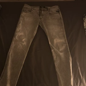Grå Replay Anbass jeans - Snygga grå Replay Anbass jeans med en slim fit passform.  