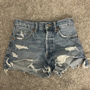 Blå jeansshorts från Zara - Jättefina jeansshorts från Zara i storlek 32. 