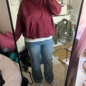 Blå jeans med bootcut - Snygga blå jeans med bootcut. Väldigt lågmidjade och snygga styngn på fickorna. Midjemåttet är 44 och storlek 42 men passar säkert 40 eftersom dom är så låga. Pris kan diskuteras vid snabb affär💗