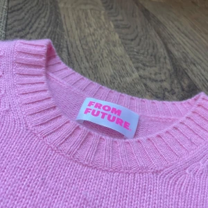 Rosa from future  - 1OO % Kashmir och i mycket bra skick, jag har bara använt några få gånger, sitter som S vid midjan och är inte så kort men är egentligen storlek XS vid armarna! 