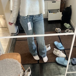 Bootcut jeans  - Provade bootcut jeans med prislapp kvar köpte för 500 men var lite tajt runt midjan. Jeansen är från Gina💘❤️