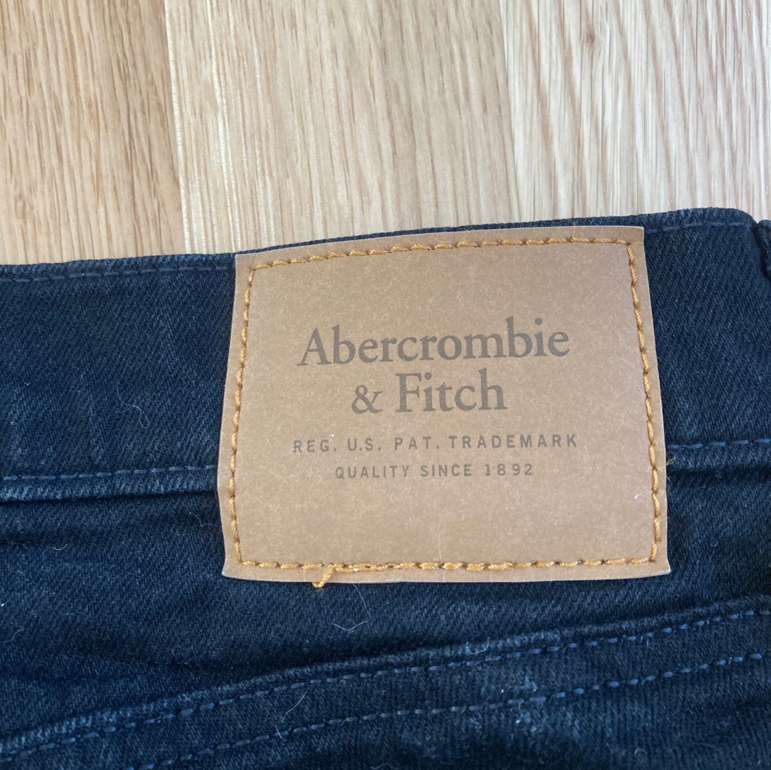 Svarta slim straight jeans från Abercrombie & Fitch - 2