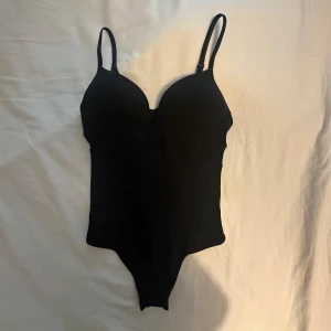 Svart body - Super trendig body från hm med justerbara axelband. Använd 1 gång. Har klipt av storlek lappen men tror storleken är S. ❤️