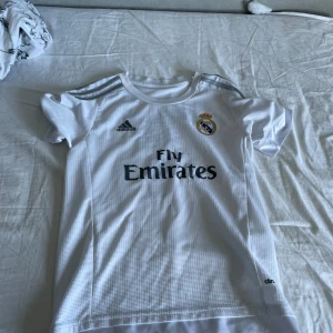 Vit Real Madrid fotbollströja - Real Madrid tröja bra skick storlek 147-158. Ronaldo nummer 7 tunn perfekt för en varm sommar dag. 