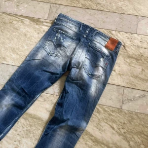 Replay Anbass jeans - Mäktiga Replay Anbass jeans med slitningar och lagning! St 33/32! Hör av dig vid ytterligare frågor! Mvh Henry 