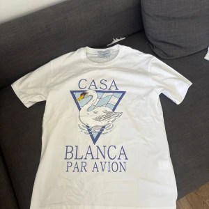Vit t-shirt från Casablanca - Säljer en stilren vit t-shirt från Casablanca. Helt oanvänd med lappar kvar! Priset är inte skrivet i sten!