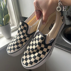Rutiga vans - Säljer ett par svartvita Vans med rutigt mönster då de aldrig kommit till användning, endast testade. Storlek 38