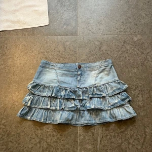 Volang jeanskjol lågmidjad - Jättepopulär jeanskjol med volanger, strl S, midjemått 38 cm, kan diskutera pris 💓💓💓sjukt snygg färg och väldigt fina volanger, unik,