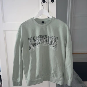 Tröja - Oanvänd herr tröja med motiv ’Marvelous’. Märket har nog torkat lite på dom 2 första bokstäverna. Axelbredd 55cm, längd 61cm.