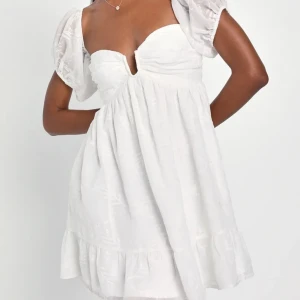 Vit kort klänning med puffärm - Superfin vit klänning. Perfekt till sommaren eller studenten. Ej använd 