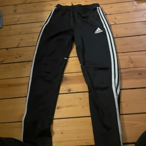 Adidas byxor - Mjuka adidas byxor! Passar som både träningsbyxor och mjukisbyxor. Vet inte storleken helt men tror d förmodligen är S/M