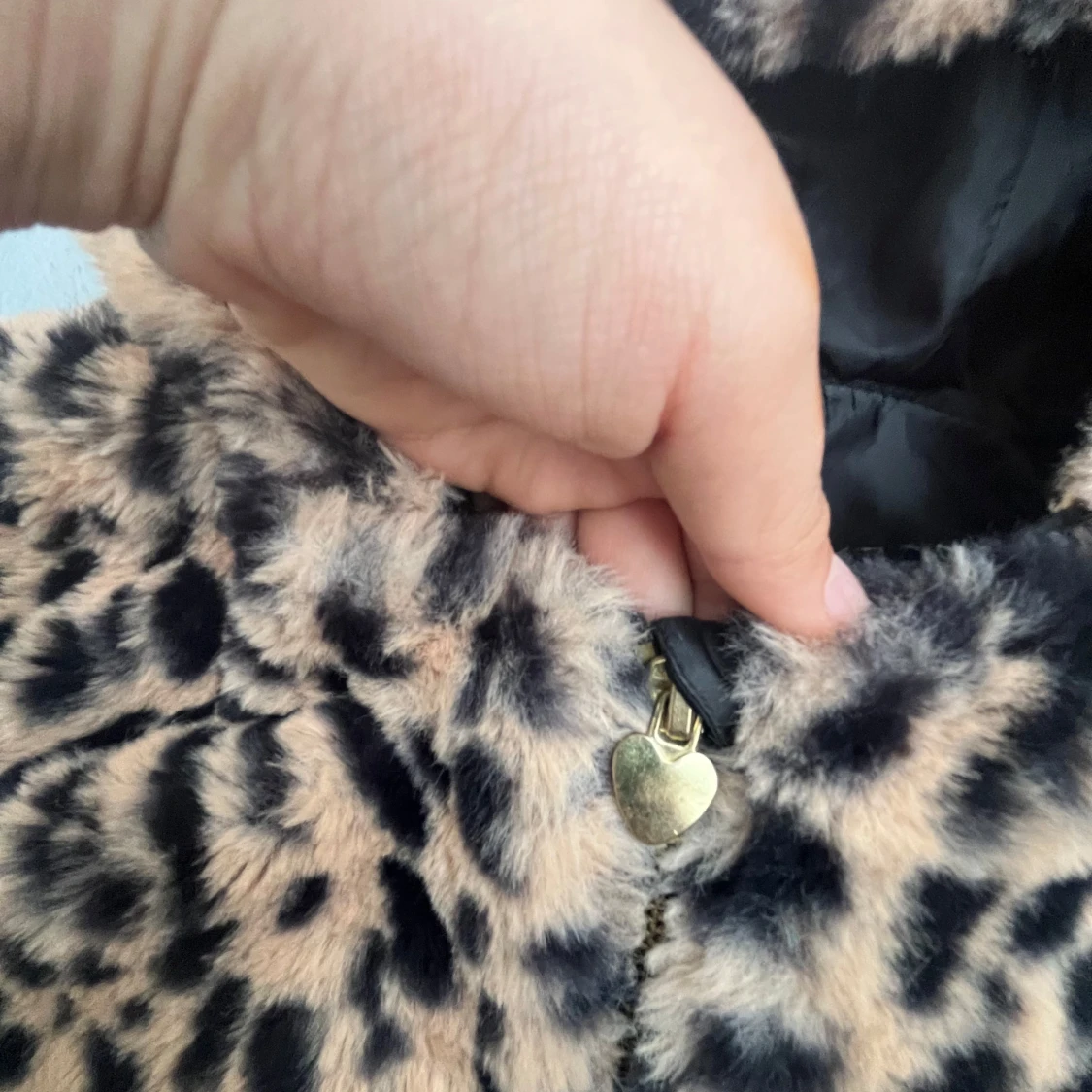 Leopardmönstrad pälsjacka med öron från H&M - 1