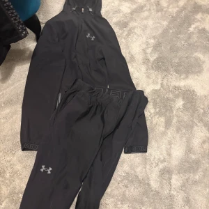 Under Armour Tracksuit - Koftan är i Storlek S och Byxan M då Koftan var stor i storlek. Tracksuiten Passar folk med både S och M i passform 