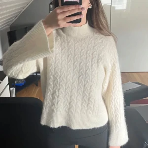 Vit stickad tröja  - Mysig vit stickad polotröja från Carin Wester med kabelstickat mönster. Har bara haft på mig ddn max 5 gånger. Perfekt och enkel att matcha till olika outfits.