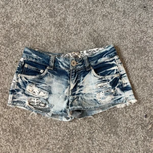 Jeans shorts low waisted - Säljer ett par blå jeansshorts med slitna detaljer. Bra skick. Knappt använda. Lågmidjade 