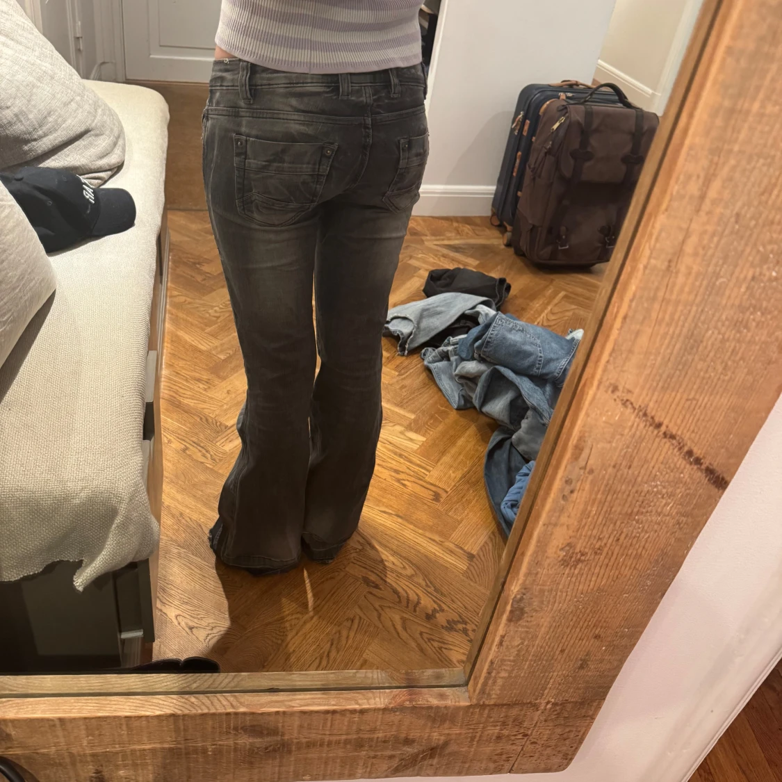 Lågmidjade bootcut jeans i mörkgrå tvätt - 2