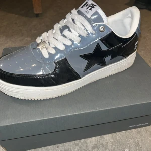 A bathing Ape skor - Ett par använda Bapestas i storlek 46. Vid frågor så är det bara att höra av dig ! priset kan diskuteras vid snabb affär.