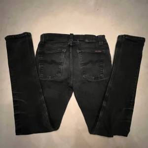 Nudie jeans - Säljer nu mina svarta nudie jeans i bra väldigt bra skick, 28/32 storlek. Skriv om ni har frågor eller funderingar🙌 Priset går att diskutera vid snabb affär🤝