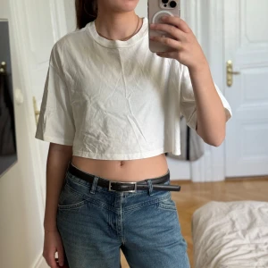 Vit t-shirt från Monki - Säljer denna vita T-shirt från Monki i storlek S, den är i mycket bra skick!