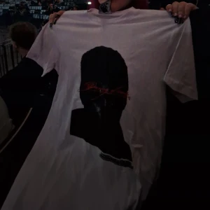 yung lean merch - !!intressekoll⁉️⁉️! från yung leans konsert i stockholm🙏 använd en gång, extremt bra skick har mest varit upphängd i min garderob😋 