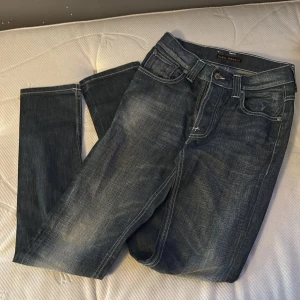 Mörkblå jeans från Nudie Jeans - Säljer ett par sällsynta nudie jeans. Säljer dom då jag vuxit ut dem. Modell ”grim Tim old scraped indigo jeans”. Modellen säljs inte längre.
