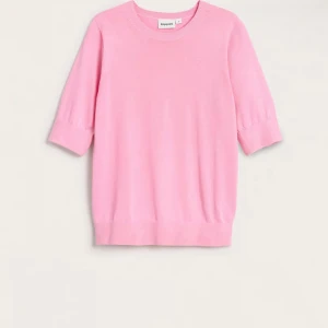 Rosa stickad topp med halvärm från Kappahl - Säljer en söt rosa stickad topp från Kappahl  Perfekt för vår och sommar🩷  Mjuk och skön kvalitet.  349kr orginal pris🩷storlek S