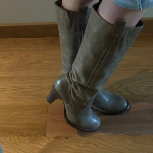 Gröna boots  - Super fina gröna stövlar. Super mjukt material och sköna att gå i. Ganska hög klack och värmer runt benen. Säljer då jag ej använder. Köpt på Plick för länge sen ❤️