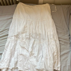 Vit långkjol  - Säljer en romantisk vit långkjol från Boysen's med fina spetsdetaljer och volanger. Kjolen har dragkedja i sidan och perfekt för sommarens alla tillfällen. Luftigt material som känns skönt mot huden. Den är köpt i på en marknad i Frankrike och säljs för den är för stor. Storleken är 42 men skulle säga att den passar runt 38-40 också! 