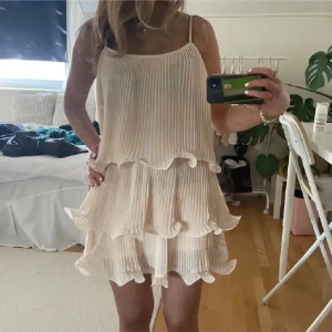 Snyggaste volangklänning - Så snygg eftertraktad plisserad volangklänning från H&M😍🥰🥰❤️ Klänningen är ljusrosa/beige🌸