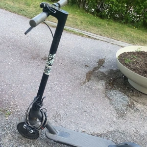 Elsparkcykel/elscooter - Jag säljer en Elsparkcykel som går i 25 km/h i timmen med bra batteri och laddare som ingår. Ända felet är att framstänka saknas som man absolut inte behöver så inget obligatorisk man behöver. Jag säljer den för att jag sparar till en annan grej för annars funkar den utmärkt.