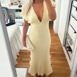 Ljusgul balklänning  - Köpte två st så säljer denna, aldrig använd med prislapp kvar o köptes ungefär för 1300 inkl moms o tull. Köpt på showpo men är märker Mina & Gala💕 Pris går o diskutera vid snabb affär
