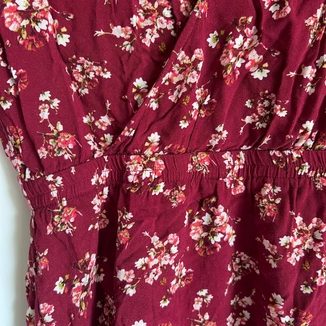 Vinröd blommig omlottklänning från H&M Divided - 1