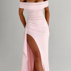 Ljusrosa offshoulder balklänning - Säljer en Rosa off shoulder klänning från babyboo helt ny och aldrig använd. (pris lappen sitter kvar)💕