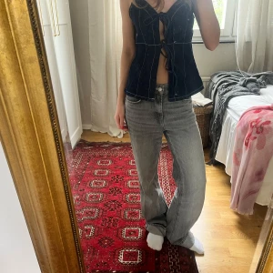 Grå raka jeansbyxor - Säljer ett par grå jeansbyxor med rak passform och normal midja. Jeansen har klassisk femficksdesign och är i ett lite tvättat grått denimtyg. Perfekta för en avslappnad och trendig look.