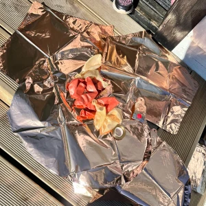 Ballongpaket i metallic rosé - Ballongpaket i metallic rosé Detta dekorationspaket innehåller:  2 st folieballonger formade som stjärnor i metallic rosé 2 st runda folieballonger i samma eleganta färg Vanliga latexballonger i matchande nyanser Ballonger fyllda med konfetti Medföljande snöre för upphängning eller dekoration Perfekt till fest, kalas eller andra firanden där du vill sätta en lyxig och festlig ton