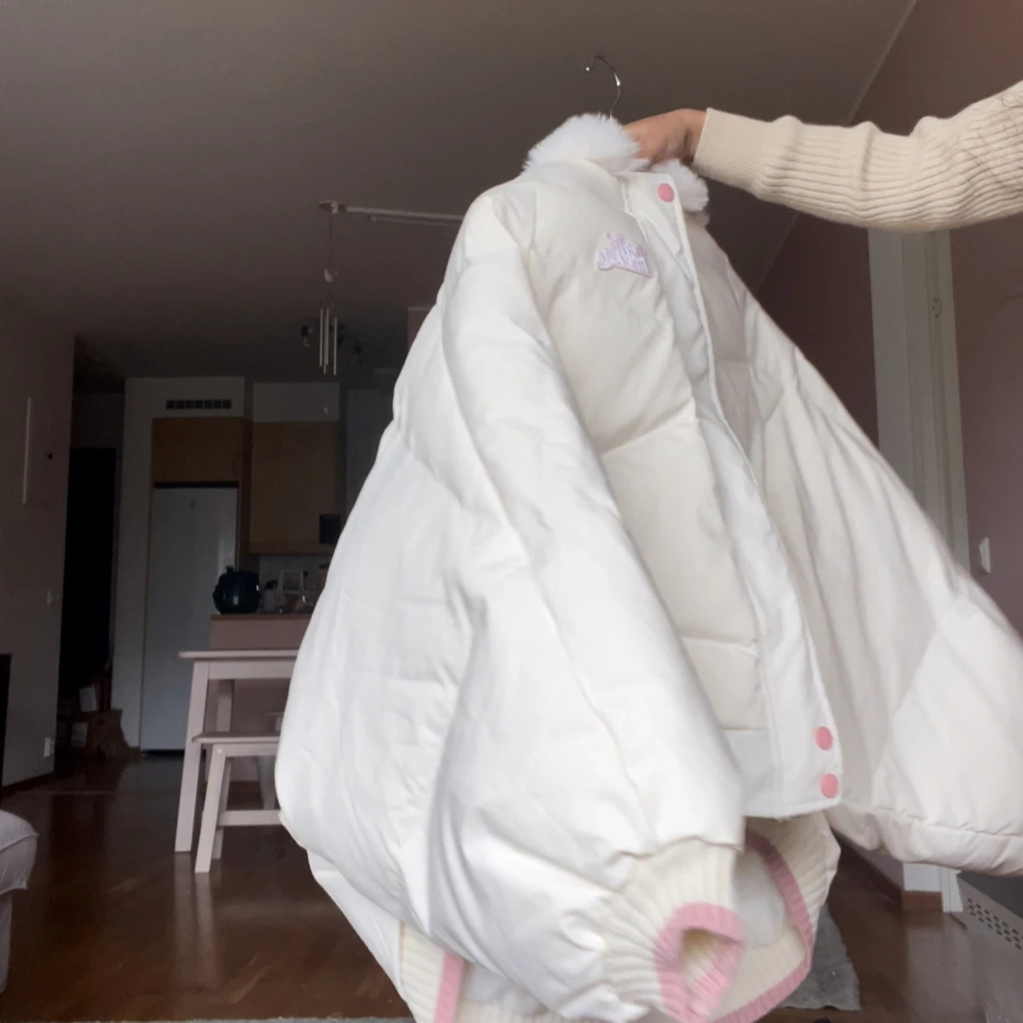 Vit pufferjacka med kaninhuva - 4