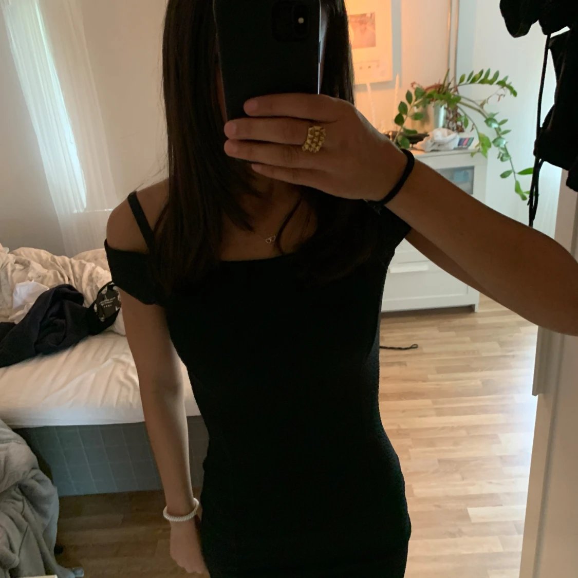 Svart tight axelbandslös klänning