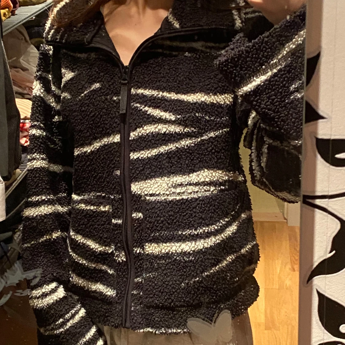 Svart teddyjacka med mönster - 3