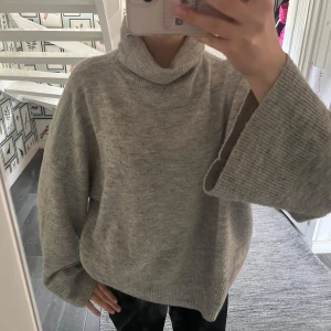 Grå stickad polotröja - Säljer denna supermysiga stickade tröjan från Bik Bok i strl M😍 Oversized med krage och supermysig att ha på sig💗