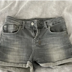 Ltb shorts lågmidjade  - Säljer mina lågmidjade LTB shorts för att de är för små. Har använd de 2-3 gånger och älskar de. Det är perfekt för sommaren. Skriv för fler bilder 