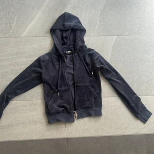 Mörkblå tröja från Juicy Couture - Säljer en mörkblå tröja från Juicy Couture. Använd, men inga defekter. Skriv vid frågor❤️🩷