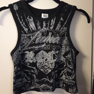 urban outfitters crop top - en crop top från bdg urban outfitters i storlek m (liten i storleken) i väldigt bra skick, använt några få gånger.