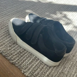 Even&odd skor - Säljer mina even&odd skor då dem inte kommer till användning, mycke bra skick hör av er vid frågor🙏 kan tänka går ner i pris vid snabbt köp