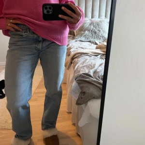 Ljusblå Levis jeans - Säljer ett par klassiska ljusblå jeans med rak passform och normal midja. Perfekta till vardags för en avslappnad stil.