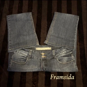 Blå bootcut jeans från Clockhouse - Säljer ett par klassiska blå bootcut jeans från Clockhouse. Jeansen har normal passform, låg midja och snygga detaljer med sömmar på bakfickorna!🫶🏻 Strl - 40, köpte de för ca 650kr.