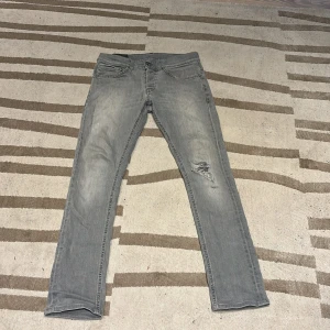 Dondup jeans - Säljer ett par grå skinny jeans från Dondup i modellen George. Byxorna är skinny fit och storlek 30!