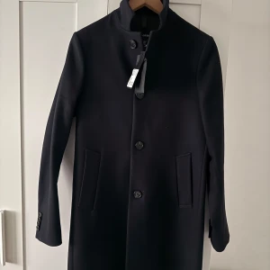 Ny mörkblå rock från J.Lindberg- storlek 44 (S) - Säljer en helt ny och oanvänd rock från J.Lindberg i färgen mörkblå i storleken 44 (S). Köpt för 4500kr men har inte kommit till användning- taggarna sitter fortfarande kvar