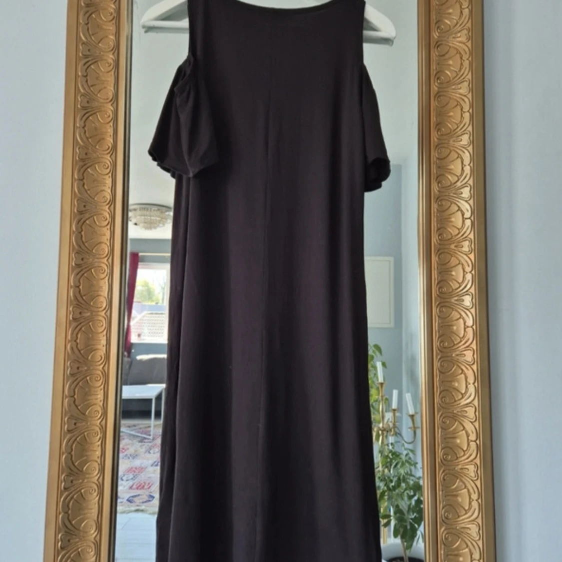 Svart axelbandslös klänning med volangärm - 3