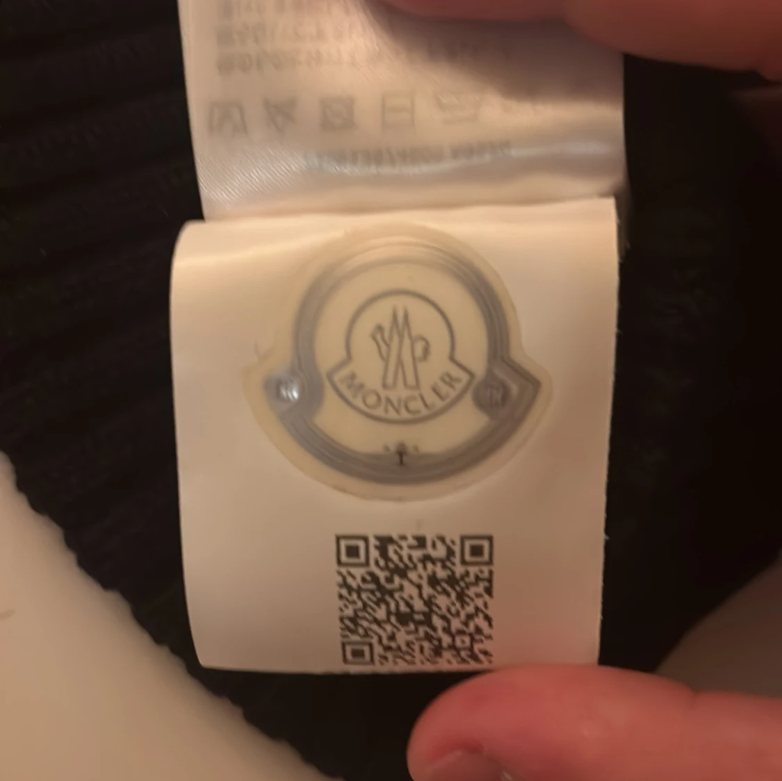 Svart ribbad mössa från Moncler - 2